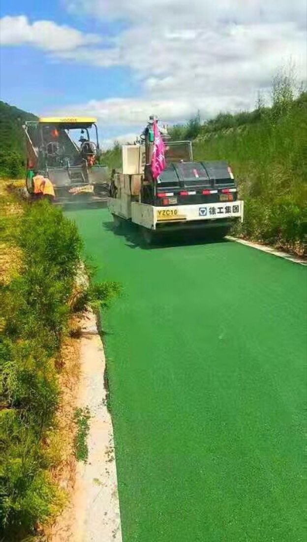 绿色公路绿道摊铺碾压